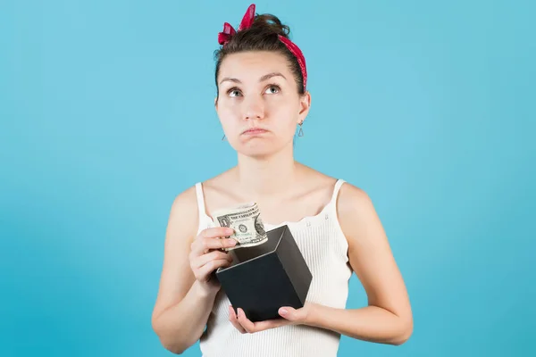 Κορίτσι Σκέφτεται Λαμβάνοντας Χρήματα Από Κουτί Για Τις Αποταμιεύσεις Απομονωμένα — Φωτογραφία Αρχείου