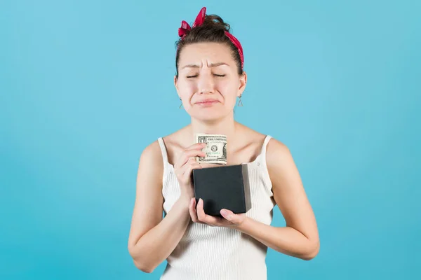 Κορίτσι Παίρνει Πικρά Τις Αποταμιεύσεις Δολαρίων Από Κιβώτιο Αποταμίευσης Μπλε — Φωτογραφία Αρχείου