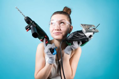 Dalgın bir kız ve mavi arka planda elektrikli matkapla bir yapboz.