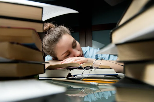 Voorbereiding Van Universiteit Entree Het Meisje Viel Slaap Een Stapel — Stockfoto