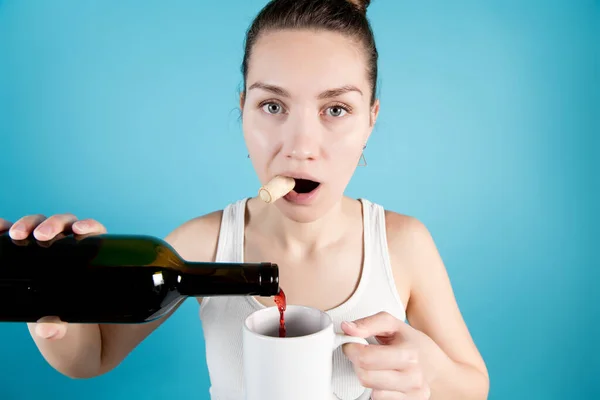 Een Jonge Vrouw Giet Rode Wijn Een Koffiemok Met Een — Stockfoto