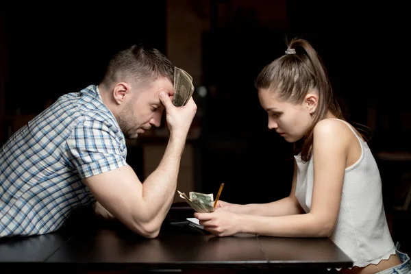 Молодые Муж Жена Сожалению Считают Оставшиеся Деньги Сложный Экономический Период — стоковое фото
