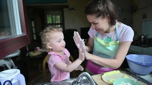 Mama z córeczką dobrze się bawią przygotowując obiad w kuchni — Wideo stockowe