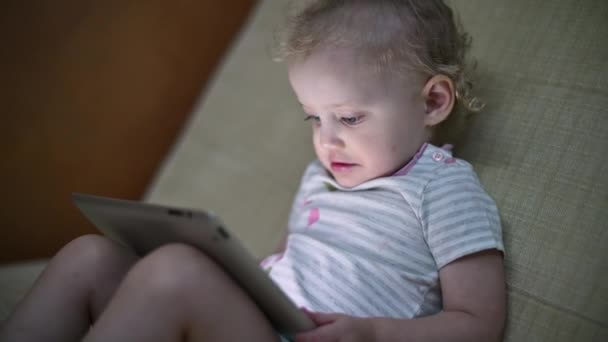 Το παιδί με ενθουσιασμό παρακολουθεί κινούμενα σχέδια στο tablet — Αρχείο Βίντεο