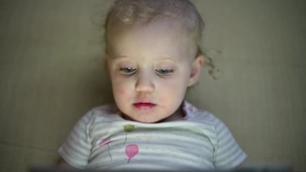 A kislányt lenyűgözte a tabletta képernyője.. — Stock videók