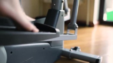 Kız bir elipsoid üzerinde eğitime başlıyor, koşuyor ve gidiyor, eğitimini tamamlıyor.