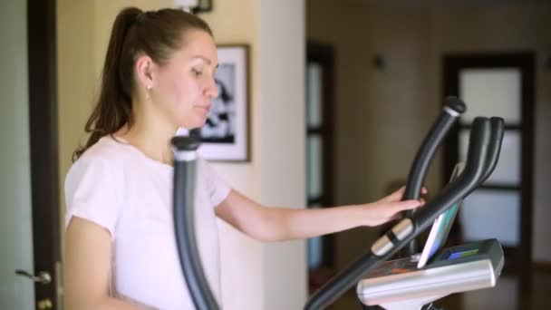 A menina termina o treino de cardio, pega o tablet e vai embora. — Vídeo de Stock