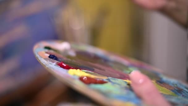 Combinação de cores em uma paleta com tintas a óleo. Foco seletivo — Vídeo de Stock