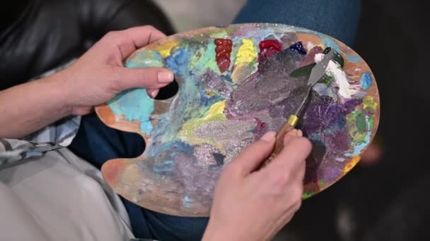 L'artiste peint sur une palette. Détérioration — Video