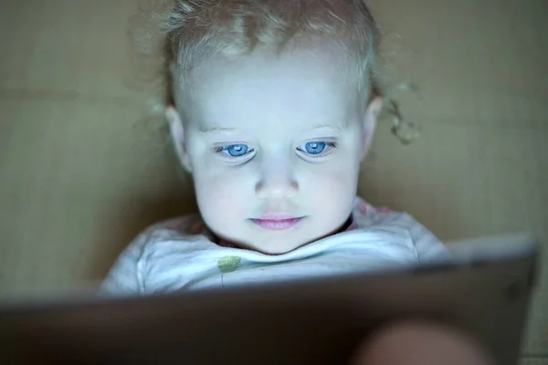 Das Kleine Mädchen Ist Fasziniert Vom Bildschirm Des Tablets Das — Stockfoto
