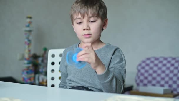 A centrifuga egy gyerek kezében forog. A fickó szórakozik. — Stock videók