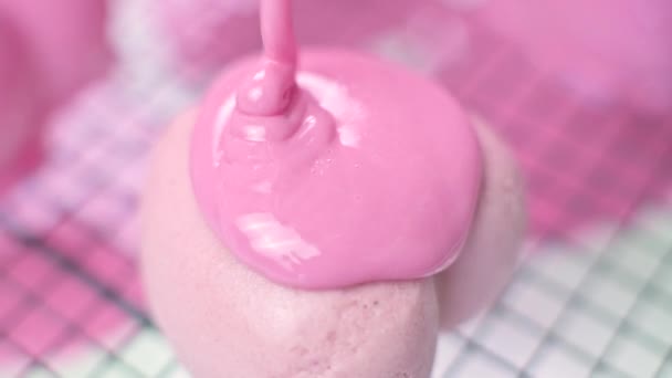 Roze glazuur glazuur wordt gegoten op de bevroren roze taart in de vorm van een hart — Stockvideo
