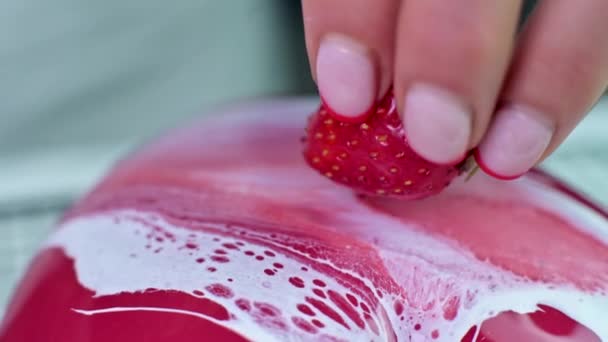 De meester versiert de taart met aardbeien — Stockvideo