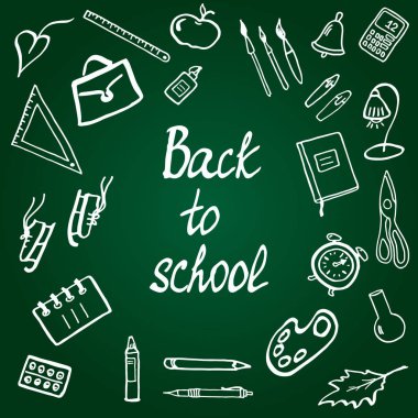 Yeşil okul panosunda beyaz tebeşirle okul malzemelerine geri dönelim. Harfler, simgeler, piktogramlar ile el çizilmiş kabataslak karalamalar. Okul çantası, cetvel, kalem, kalem, ampul, elma. Vektör çizimi