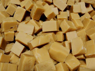 Kırık çikolata çubukları soyut arka plan deseni. Süt el yapımı şekerler. Makro fotoğraf, üstte görünüm