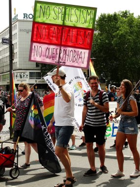 Frankfurt / Almanya - 20 Temmuz 2019: Frankfurt 'ta Christopher Street Day (Frankfurt am Main). Ayrımcılığa karşı LGBT Hakları Gururu. Bayraklar, dekorasyonlar. Sloganlar, sloganlar İngilizce ve Almanca