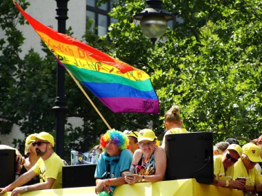 Berlin / Almanya - 27 Temmuz 2019: Berlin 'de Christopher Caddesi Günü. LGBT Hakları Gururu, homofobi ve ayrımcılığa karşı. - İnsanlar. Bayraklar, dekorasyonlar. Sloganlar, sloganlar İngilizce ve Almanca