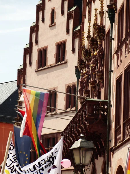 フランクフルト ドイツ 2019年7月20日 フランクフルトのクリストファー ストリート フランクフルトアム マイン Lgbtの権利差別と排除に対するプライド 英語とドイツ語のフラグと装飾 スローガンとモットー — ストック写真