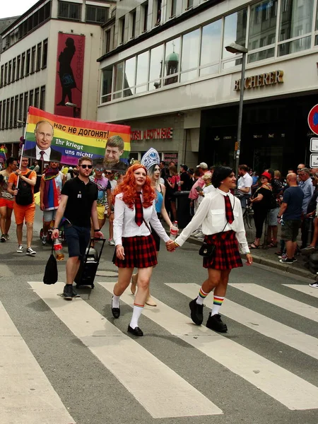 フランクフルト ドイツ 2019年7月20日 フランクフルトのクリストファー ストリート フランクフルトアム マイン Lgbtの権利差別に対する誇り 旗や飾り ロシア語 — ストック写真