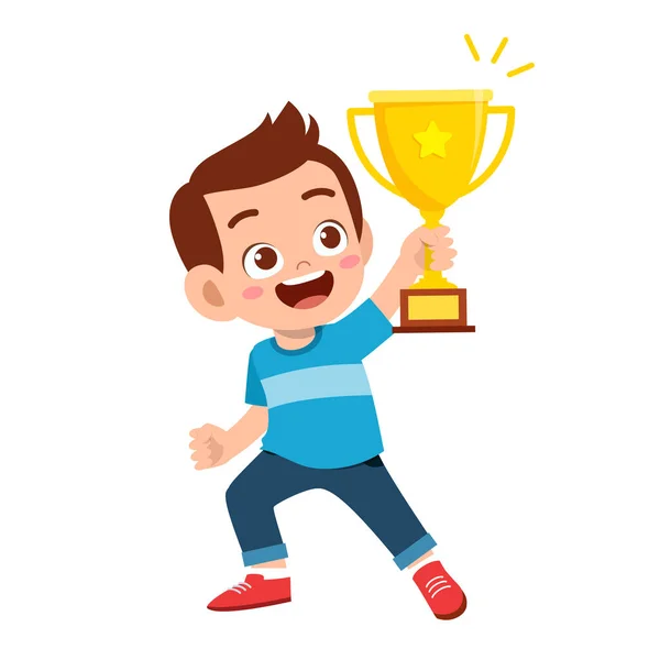 Šťastný roztomilý kluk vyhrát hru zlatá trofej — Stockový vektor