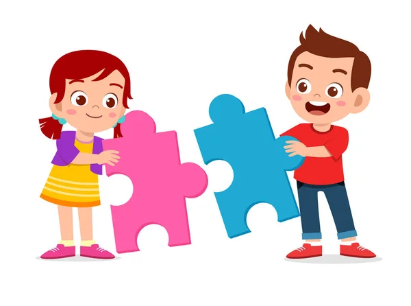 Fröhliche niedliche Kinder spielen gemeinsam Puzzle lösen — Stockvektor