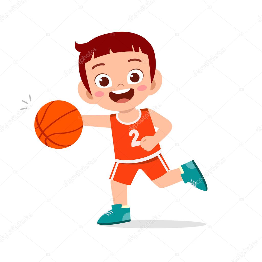 Ragazzino che gioca a basket con palla da basket bambino con palla da basket  su sfondo cielo allegro