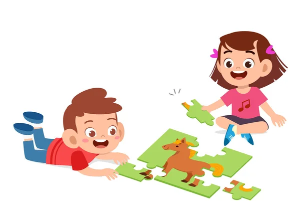 Ευτυχισμένα χαριτωμένα παιδιά παίζουν λύσει παζλ μαζί — Διανυσματικό Αρχείο
