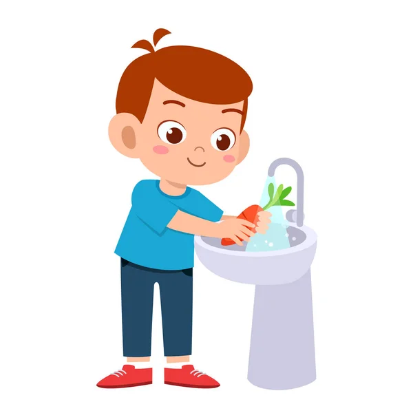幸せなかわいい男の子は野菜の果物をきれいに洗う — ストックベクタ