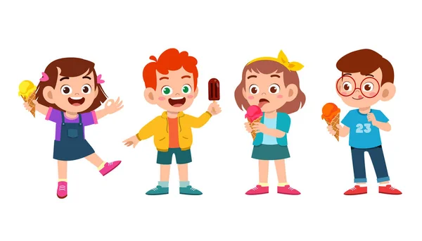 Mutlu şirin çocuklar dondurma yiyor.