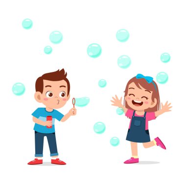 Tatlı çocuk ve kız balon şişiriyor.