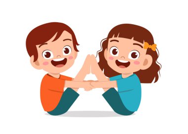 Küçük tatlı çocuk ve kız yoga pozu veriyor.