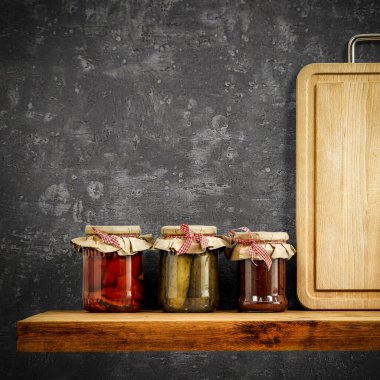 Kahverengi ahşap mutfak rafı. Arkaplanı boş. Ürünler ve dekorasyon için. Sonbahar ruh hali renkleri. Gri retro duvar arkaplanı.