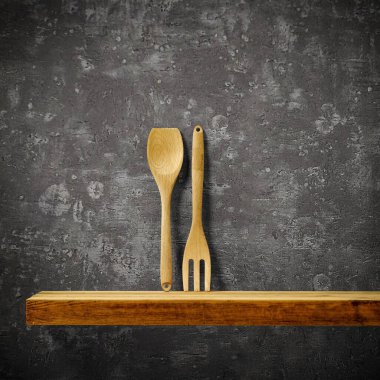 Kahverengi ahşap mutfak rafı. Arkaplanı boş. Ürünler ve dekorasyon için. Sonbahar ruh hali renkleri. Gri retro duvar arkaplanı.