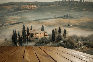 Tuscany 'nin sonbahar manzarası ve metin için kopya alanı olan ahşap tahta ürünleriniz ve dekorasyonunuz için boş alan. Sonbahar ve ruh hali renkleri.