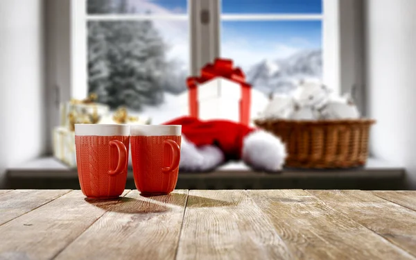 背景がぼやけて窓の外に雪の冬と明るい光沢のある色でクリスマスの装飾 — ストック写真