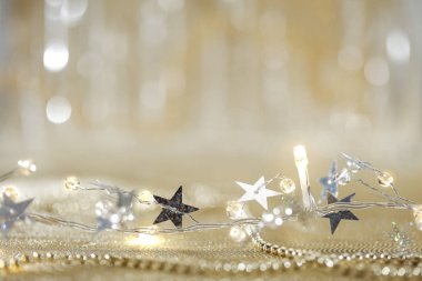 Parlak renklerde Noel süsleri ve bulanık arka planlı Noel ışıkları..