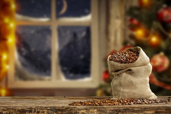 Taze Kahve Çekirdekleri Ahşap Masa Üstünde Karlı Pencere Arkası Bulanık — Stok fotoğraf