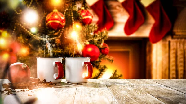 広告商品のスペースのある木製のテーブル 偉大な緑のクリスマスツリーと暖炉を焼きますサンタクロースの背景の炎と赤い靴下 — ストック写真