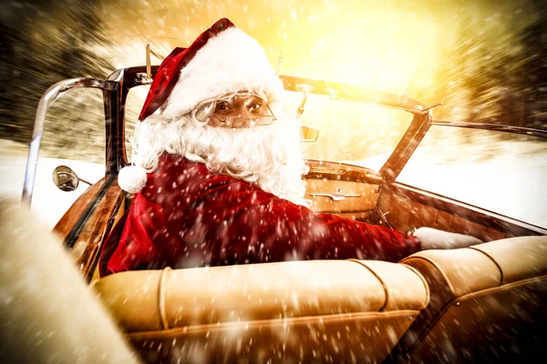 Święty Mikołaj Samochodzie Aby Dostarczyć Kilka Prezentów Świątecznych Słoneczny Zimowy — Zdjęcie stockowe