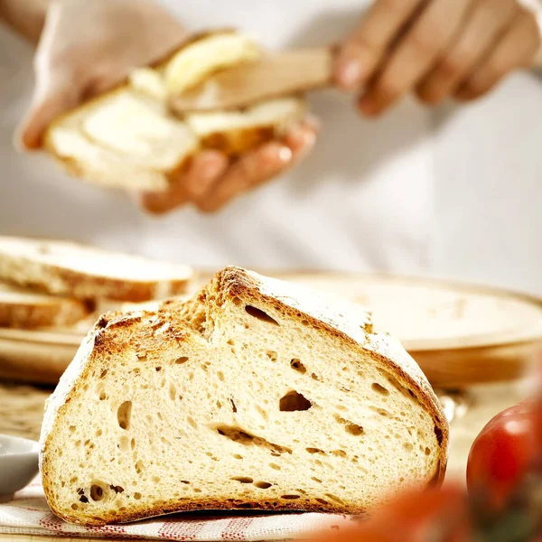 Köche Weibliche Hände Bereiten Essen Der Küche Butter Aufs Brot — Stockfoto