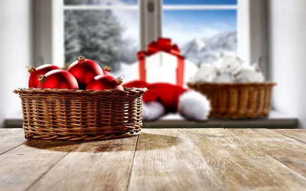 ウィンドウの背景の外にぼやけた雪の冬と明るい色のクリスマスの装飾 — ストック写真