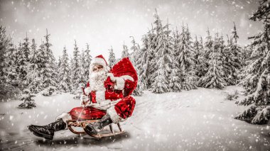 Karlı kış geçmişi olan Noel Baba. Yoğun bir kış gününde ulaşımı sunar. Kara bulanmış ladin ve köknar ağaçları.