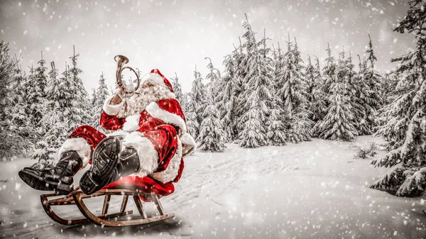 Weihnachtsmann Mit Verschneitem Winterhintergrund Präsentiert Den Transport Einem Stark Verschneiten — Stockfoto