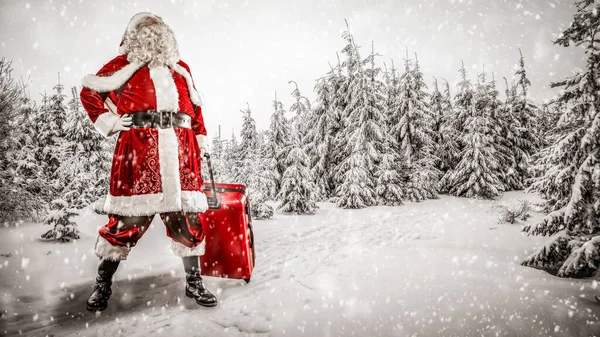 Weihnachtsmann Mit Verschneitem Winterhintergrund Präsentiert Den Transport Einem Stark Verschneiten — Stockfoto