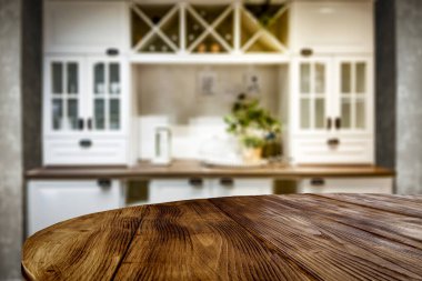 Ahşap masa üstü, içi boş mutfak arka planı bulanık..