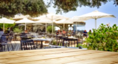 Restoran manzaralı bir masa arkası. Dekorasyonunuz ve reklam ürününüz için boş alan.