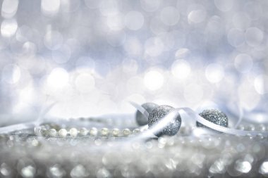 Parlak renklerde Noel süsleri ve bulanık arka planlı Noel ışıkları..