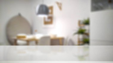 Evin arka planında bulanık, lüks bir masa üstü. Ürünleriniz ve dekorasyonunuz için boş alan arkaplanı.