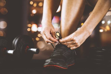 Aptal, halter ve spor salonunda egzersiz. Ürünler ve dekorasyonlar için veya bulanık spor salonu arka planına sahip metin için boşluk.