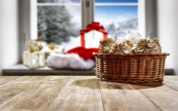 クリスマスの装飾と製品や装飾のためのテーブルトップとキッチンウィンドウの外の雪の冬の日差しの風景を赤らめる — ストック写真